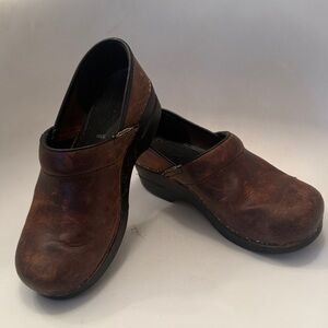 Dansko women’s wide clog